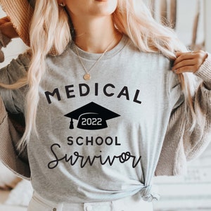 Ukończenie szkoły medycznej svg, przyszły lekarz svg, ocalały ze szkoły medycznej 2022 svg, student medycyny, życie pielęgniarki, zabawny plik svg szkoły medycznej,