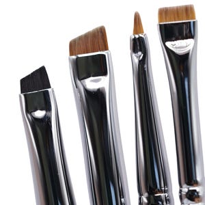 Peut inclure: Quatre pinceaux à peinture angulaires avec des manches en métal argenté et des poils bruns. Les pinceaux sont disposés verticalement avec les manches alignés.