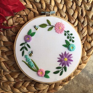 Spring Time Buzz Hand Embroidery Pattern, PDF Pattern + Step-by-Step Photo Guide, Beginner Embroidery Pattern