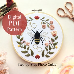 Op de afbeelding: Een digitaal PDF-patroon voor borduurwerk met een bij, bloemen en een honingraat. Het patroon bevat een stapsgewijze fotogids.