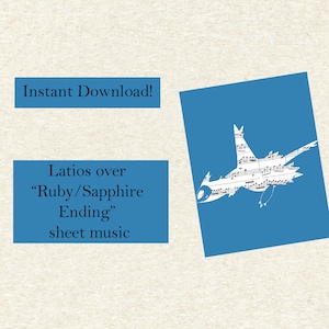 Può includere: Uno sfondo blu con una silhouette bianca di un uccello fatta di spartiti musicali. Il testo "Latias over "Ruby/Sapphire Ending" sheet music" è sotto l'immagine. Il testo "Instant Download!" è in cima all'immagine.