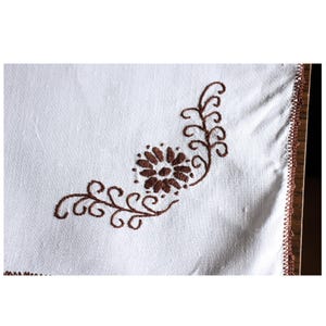 CHEMIN DE TABLE brodé à la main en lin, chemin de table brodé floral en lin, chemin de table brodé vintage, nappe rectangulaire en lin