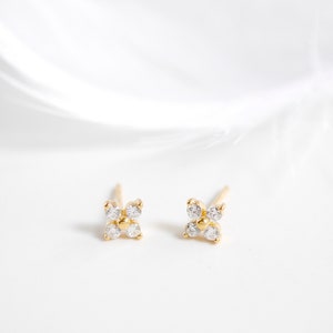 Gold Stud Earrings, Tiny Gold Studs, Tiny Earrings, Flower Earrings, Minimalist Earrings, Small Earrings, Stud Earrings, Minimal Earrings