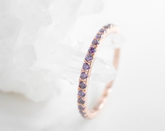 Anillo de amatista, anillos apilables, banda de eternidad, anillo de promesa, anillo de eternidad, banda de oro, anillo de piedra de nacimiento, anillo de oro rosa, anillo de amatista de oro