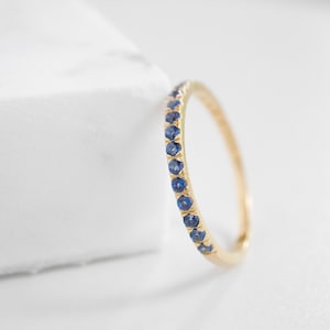 Niebieski szafirowy pierścień wieczności, pierścień półwieczności, złoty pierścień szafirowy, pierścień z kamieniem urodzinowym września, pierścionki do układania w stosy, mały pierścień z kamieniem szlachetnym