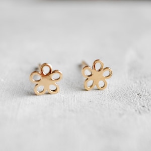 Gold Tiny Daisy Stud Earrings | Tiny Minimalist Floral Earrings | Delicate Flower Earrings | Tiny Gold Earrings | Nature Earrings