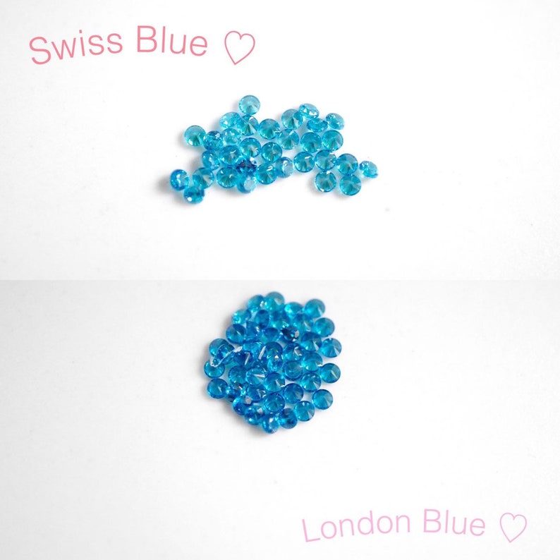 Puede incluir: Dos montones de peque&ntilde;as piedras preciosas redondas azules. El mont&oacute;n de arriba est&aacute; etiquetado como "Swiss Blue" y el mont&oacute;n de abajo est&aacute; etiquetado como "London Blue".