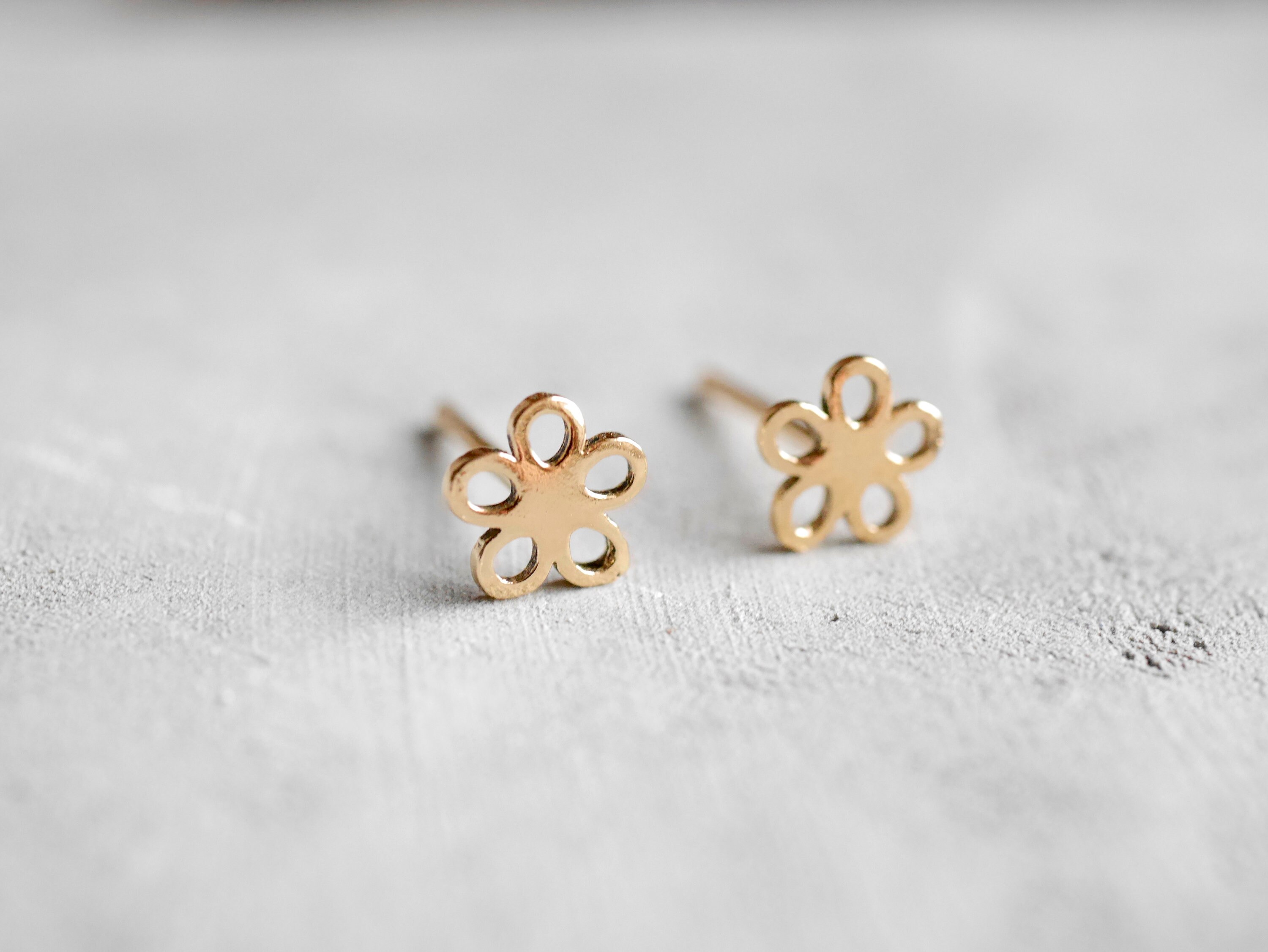 Gold Tiny Daisy Stud Earrings Tiny Minimalist Floral Etsy