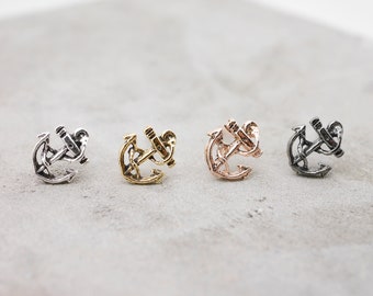 Könnte beinhalten: Vier Ankerohrringe in verschiedenen Ausführungen: Silber, Gold, Roségold und Schwarz.