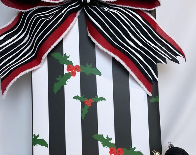 Spooky Christmas Wrapping Paper: Bats & Skulls Mistletoe