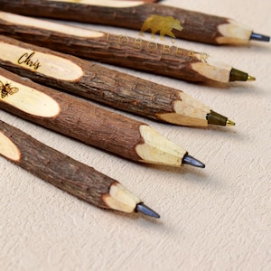 Penne rustiche per matrimonio - Penna a forma di ramoscello di legno - Penne naturali con corteccia - Penna con incisione personalizzata - Per libro degli ospiti per matrimonio - Regalo personalizzato per gli amanti della natura
