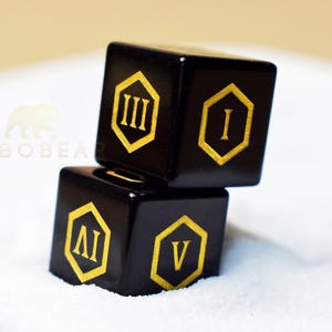 Numeri romani D6 - Dadi D6 in pietra preziosa ossidiana nera - Dadi D6 da 16 mm - Dungeons and Dragons D6 - Dadi D6 incisi per giochi di ruolo / giochi da tavolo / NON tirare insieme