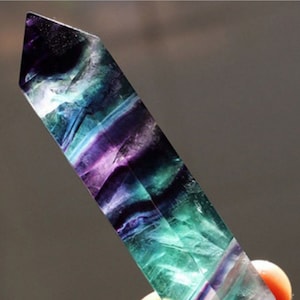 1PC lila Fluorit Turm-Echte Kristallpunkte-Turm Oblisk Punkt-Kristallpunkt-Kristallturm-Kristall Obelisk-Hochwertige Heilkristalle
