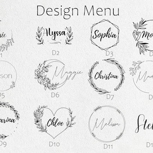 Może przedstawiać: Menu wzor&oacute;w z 12 r&oacute;żnymi opcjami personalizowanych stempli. Każda opcja zawiera inny wz&oacute;r kwiatowy i imię w odręcznym stylu pisma. Opcje są oznaczone od D1 do D12.