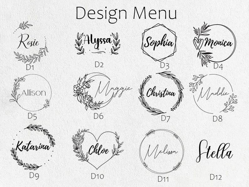 Może przedstawiać: Menu wzor&oacute;w z 12 r&oacute;żnymi opcjami personalizowanych stempli. Każda opcja zawiera inny wz&oacute;r kwiatowy i imię w odręcznym stylu pisma. Opcje są oznaczone od D1 do D12.