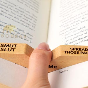Porte-page-cadeau-cadeau-cadeau-porte-page-pouce personnalisé-personnalisé pour livre de prostituée-cochonne-porte-page de livre-cadeau personnalisé pour les amateurs de lecture image 1