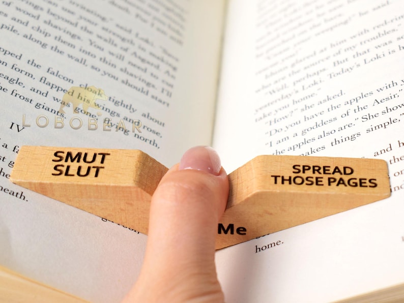 Porte-page-cadeau-cadeau-cadeau-porte-page-pouce personnalisé-personnalisé pour livre de prostituée-cochonne-porte-page de livre-cadeau personnalisé pour les amateurs de lecture image 1