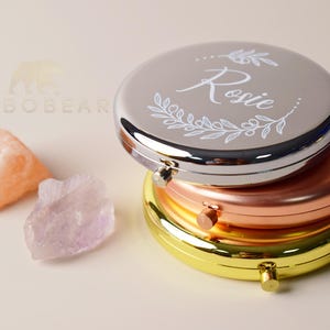 Espejo compacto personalizado - Regalos para damas de honor - Espejo personalizado con flor de nacimiento - Espejo de bolsillo - Recuerdos para despedida de soltera - Regalo de cumpleaños