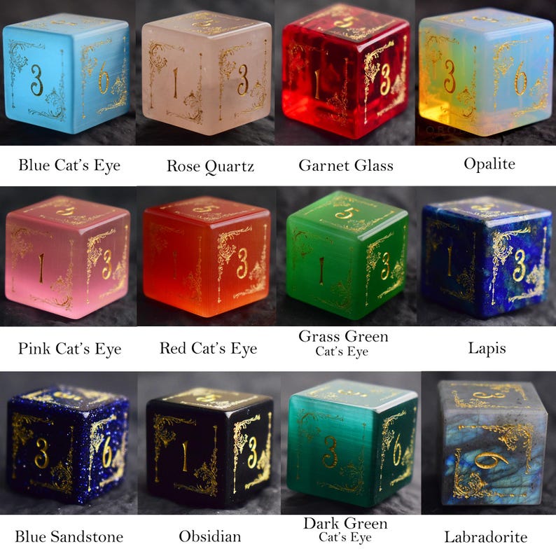 Peut inclure: Une collection de douze d&eacute;s en pierres pr&eacute;cieuses de diff&eacute;rentes couleurs, dont le bleu, le rose, le rouge et le vert. Chaque d&eacute; pr&eacute;sente des d&eacute;tails dor&eacute;s orn&eacute;s et des chiffres visibles. Le texte de l'image identifie chaque d&eacute; par son nom, comme "Blue Cat's Eye" et "Obsidian."