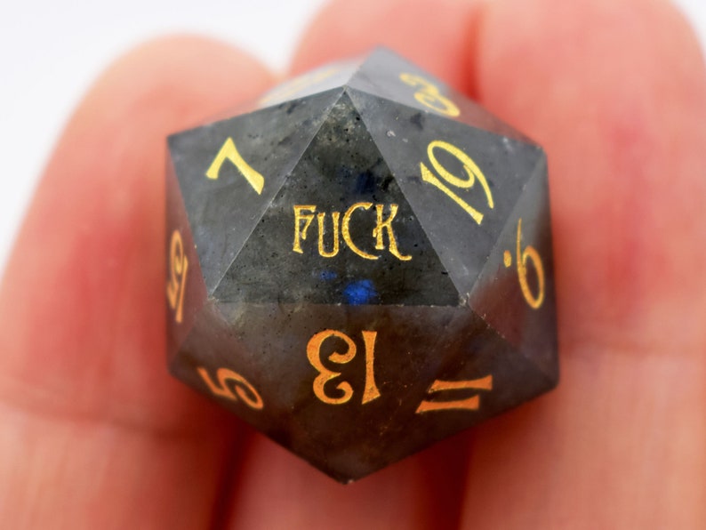 クリアランスセール - ダークラブラドライト F*CK YEET D20 ダイス 1 個 - クリティカル失敗ダイス - D20 ダイス - ダンジョンズ アンド ドラゴンズ - dnd ダイス - 刻印入り宝石 D20 画像 2