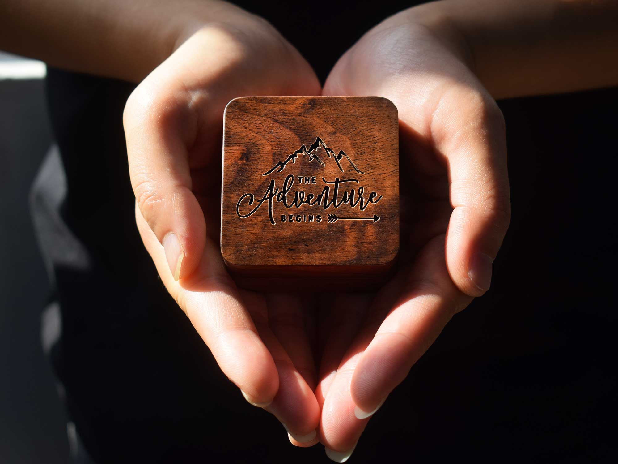 Ringbox van hout, gepersonaliseerd met naam en datum op gouden bord, ringkussen voor verloving, bruiloft, burgerlijke stand, Söz Yüzük Tepsisi