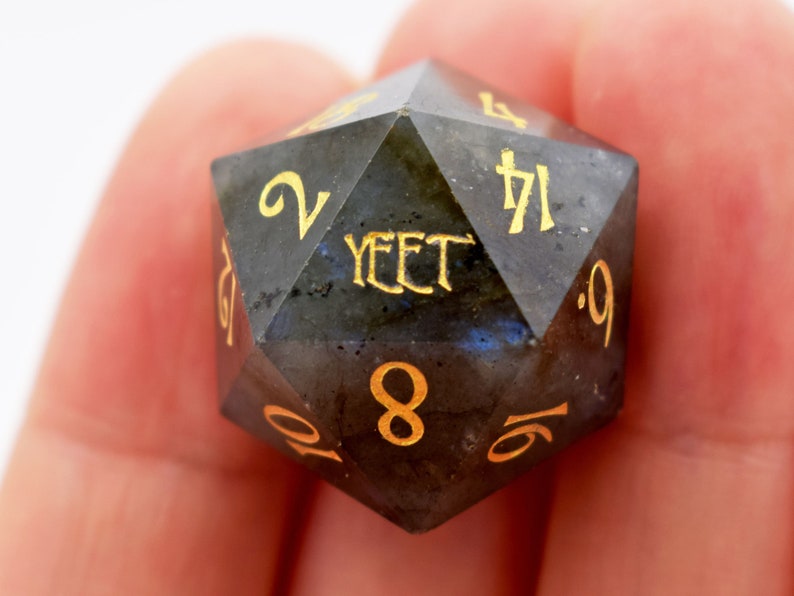 クリアランスセール - ダークラブラドライト F*CK YEET D20 ダイス 1 個 - クリティカル失敗ダイス - D20 ダイス - ダンジョンズ アンド ドラゴンズ - dnd ダイス - 刻印入り宝石 D20 画像 3