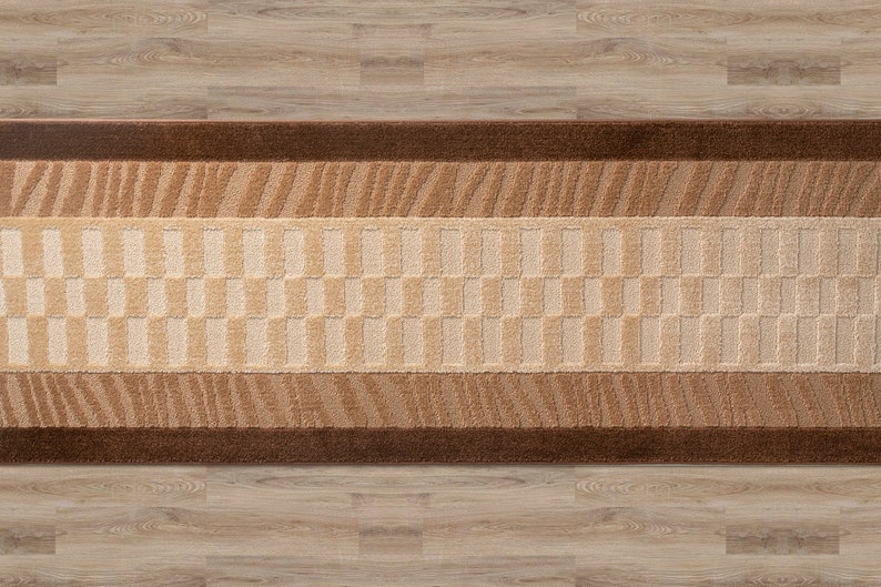 Pode incluir: Um tapete corredor castanho e bege com um design geom&eacute;trico. O tapete tem uma borda castanha e um centro bege com um padr&atilde;o repetitivo de quadrados.