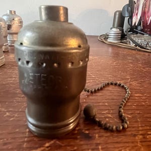Antique vintage meteor fatboy pull chain lamp socket light part