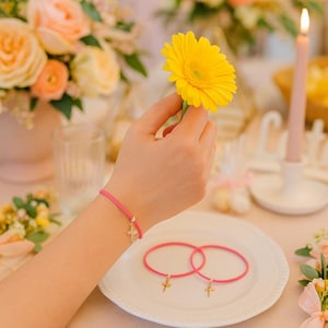50 suède armbanden met roze kruis: Sweet 16, Quinceanera Favors