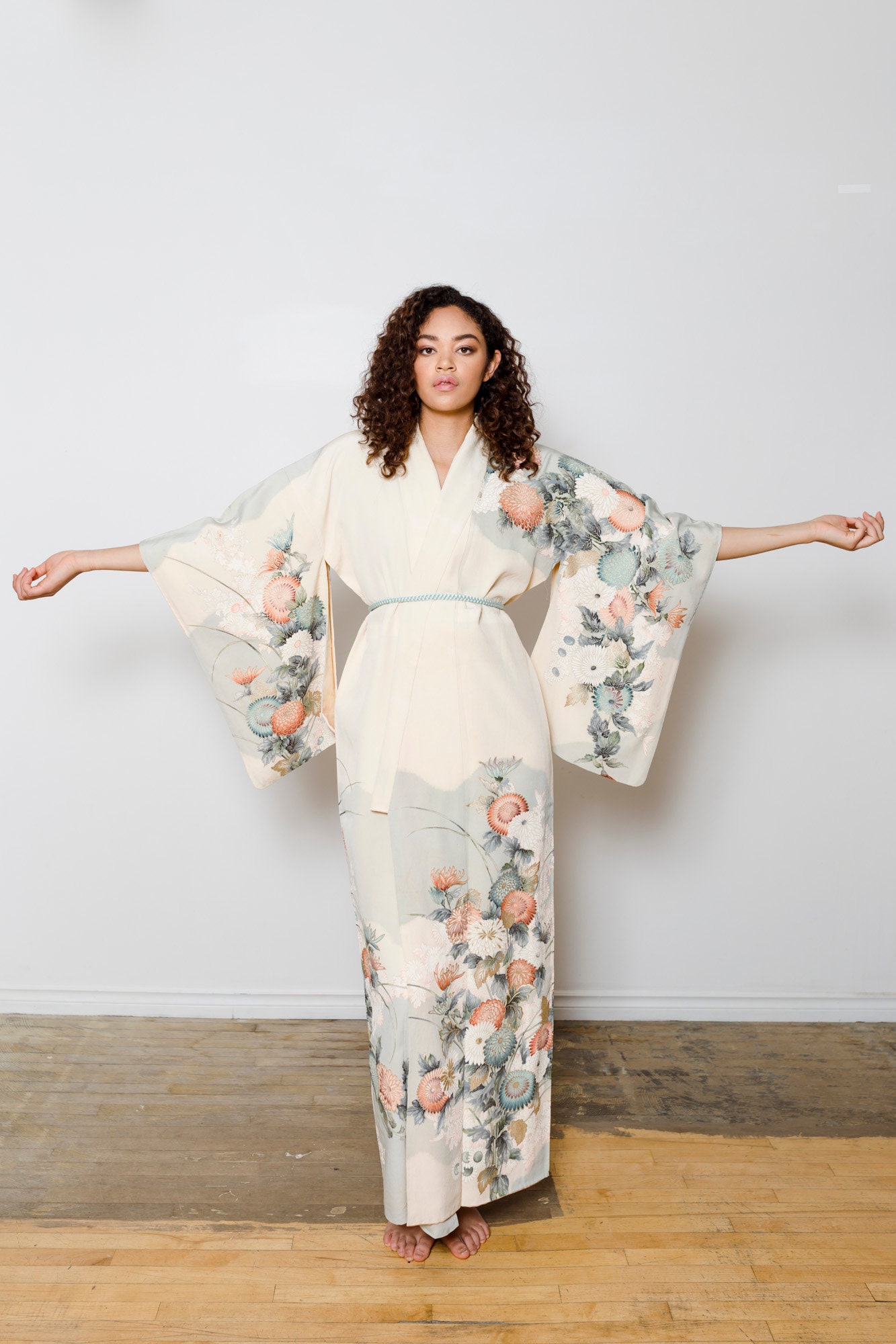 White Silk Floral Kimono // Vintage Japanese Kimono // Kimono Dress