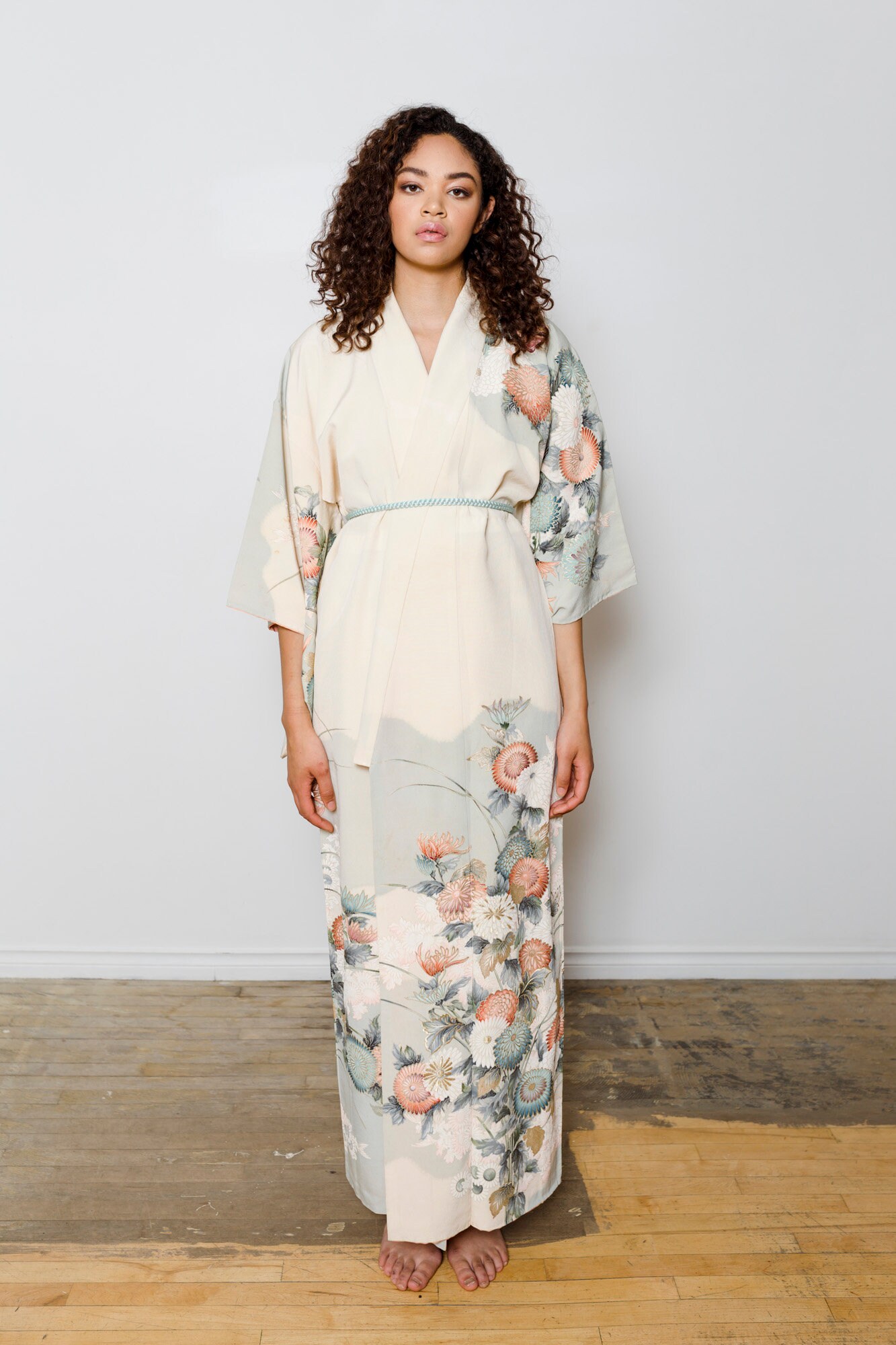 White Silk Floral Kimono // Vintage Japanese Kimono // Kimono Dress // House Coat // Silk Robe 