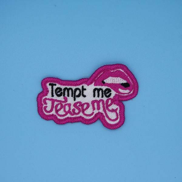 Tempt Me Tease Me Iron on, Sew, Hook ou Hook & Loop Patch brodé avec bord Merrow brodé