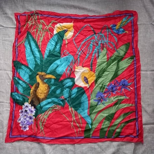 Vintage Seidenschal: Roter tropischer Vogel- und Blumendruck (33,5 &quot;)
