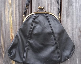 Bolso de cuero negro vintage estilo años 70 y 80, bolso con cierre de beso, bolso de hombro retro, bolso de mano con cierre de latón, bolso de noche clásico.