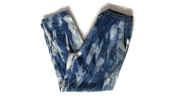 90s style high waisted jeans