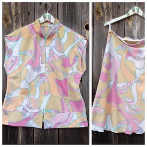 Könnte beinhalten: Ein ärmelloses Oberteil und ein Rock mit einem passenden abstrakten Blumenmuster in Rosa-, Gelb- und Weißtönen. Das Oberteil hat einen Reißverschluss und einen Stehkragen.