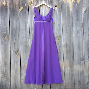 Vintage 2000s Purple Empire Waist Evening Dress Y2K Chiffon Gown with Beaded Detail – Bridesmain Prom Formal or Wedding Guest Dress Size M L