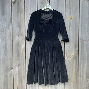 Vintage 50s Black Velvet Cocktail Dress: Elegant Party Gown, Size S