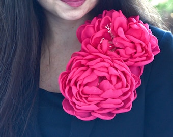 Broche grande de flor rosa, broche floral grande, accesorio romántico para el atuendo, accesorio de moda, pieza llamativa, regalo para ella, broche de flor de tela