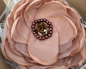 Broche de flor nude, broche floral neutro, accesorio minimalista para el atuendo, look suave y elegante, broche para invitada de boda, broche llamativo