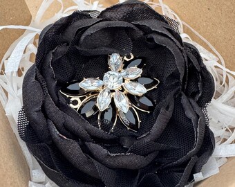 Broche de flor negra hecho a mano - Broche floral de satén, accesorio romántico estilo cottagecore, regalo para ella, atuendo de boda