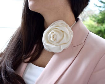 Gargantilla de flores de seda color marfil, collar de roseta nupcial, gargantilla de seda llamativa, se puede usar como broche, cinturón o pulsera, regalo para ella, look de boda.