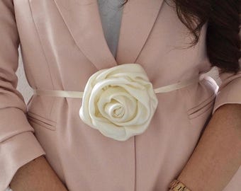 Cinturón de flores de seda color marfil - Cinturón de flores para novia - Accesorio romántico para vestido de novia - Flor llamativa desmontable - Accesorio para dama de honor