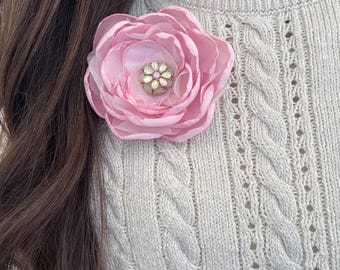 Broche de flor rosa, broche floral de satén, accesorio romántico estilo cottagecore, broche de flor de tela, regalo para ella, atuendo de boda, accesorio de primavera