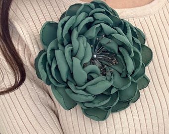 Broche de flor verde salvia, broche floral grande y llamativo, accesorio elegante y neutro, broche para invitada de boda, regalo para ella, pieza clave para cualquier atuendo.