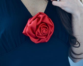 Broche floral rojo, broche de flor grande, accesorio llamativo para vestido, detalle romántico para atuendo, broche para blazer, idea de regalo para ella