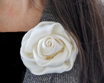 Broche de flores de seda 100 % marfil - Broche de flores llamativo - Accesorio de flores de seda para novias para vestido o blazer - Accesorio de boda - Regalo para ella