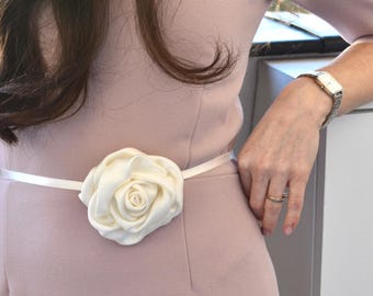Broche de rosa 100 % seda, gargantilla floral llamativa, cinturón nupcial de flores de seda, accesorio floral transformable 4 en 1, hecho a mano en Francia.