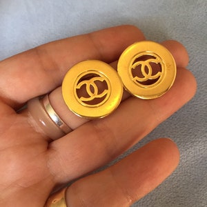 Authentique design traditionnel rare des années 1970 Boucles d'oreilles CHANEL vintage des années 1970 Boucles d'oreilles logo Chanel en or poli