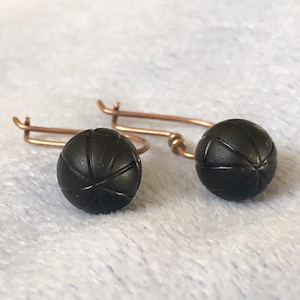 Pendientes victorianos de oro rosa con orbe de azabache francés tallado